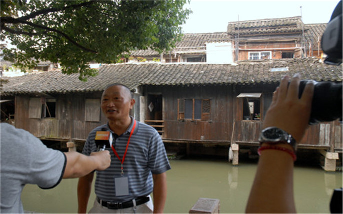 “烏鎮(zhèn)變化很大，越來(lái)越美。這次老年人免費(fèi)游烏鎮(zhèn)活動(dòng)，非常開(kāi)心！”_副本.jpg